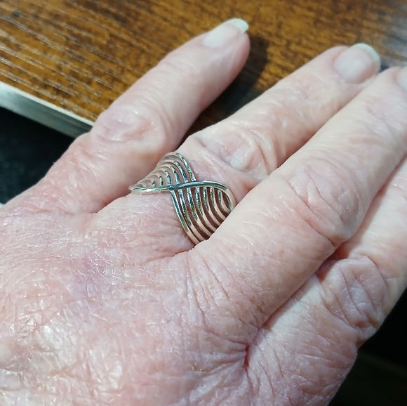 925 S/S Size 6 Exquisite Wave Pattern ring - Picture 14 of 14